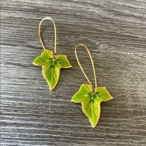 Leaf-Shaped Green Earrings N1067